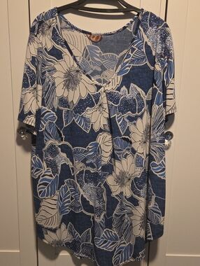 SJS Blue and White Floral V-Neck Tunic
